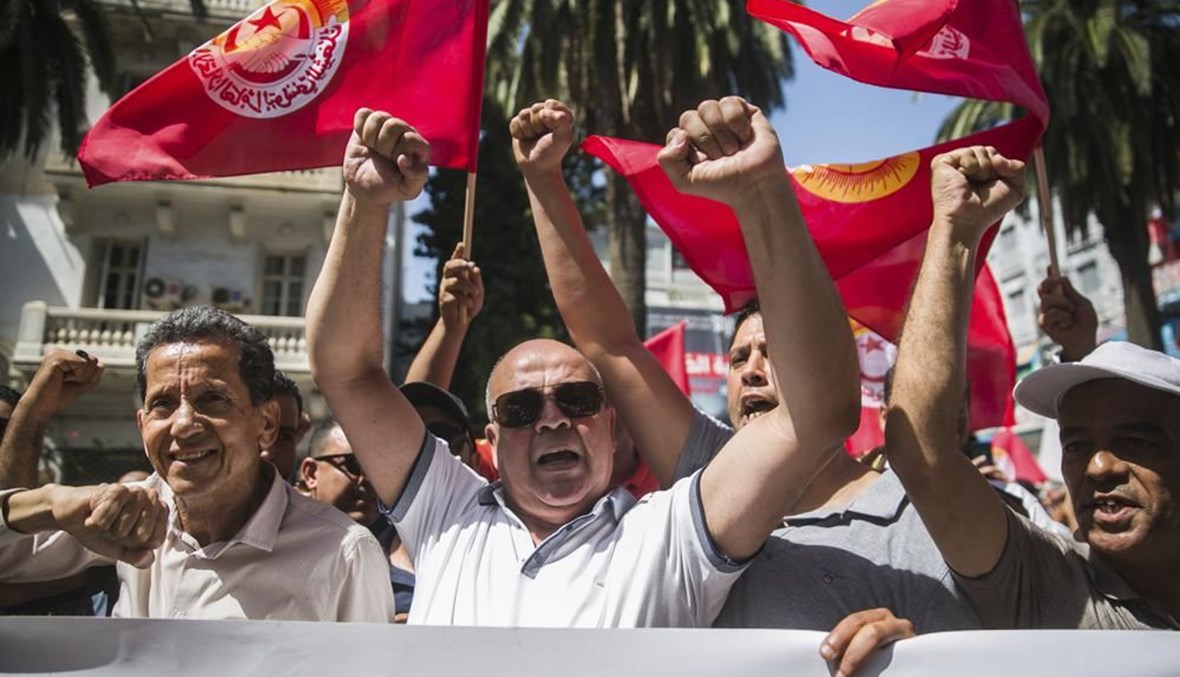 أنصار للاتحاد العام التونسي للشغل خلال تجمع خارج مقره في تونس العاصمة (16 حزيران 2022، أ ب). 