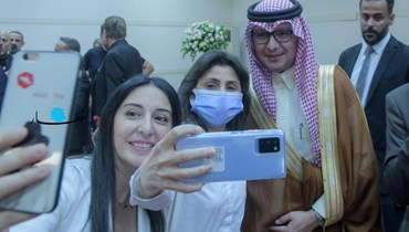 مجموعة من المواطنين يلتقطون الصور مع السفير وليد البخاري (نبيل اسماعيل).