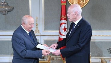 سعيد يتسلم من بلعيد مسودة الدستور الجديد في قصر قرطاج (20 حزيران 2022، رئاسة الجمهورية التونسية). 