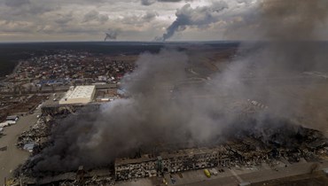 مصنع يحترق في إربين بسبب القصف الروسي - "أ ب"