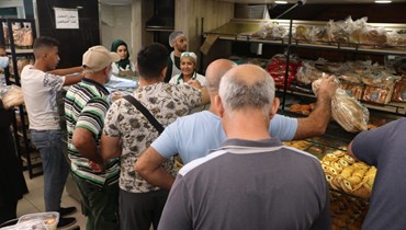 تهافت اللبنانيين على الخبز مستمر في ظلّ الكلام عن نقص في احتياط القمح والطحين.