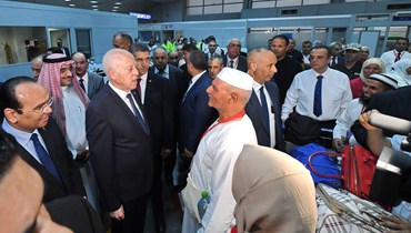 سعيّد خلال زيارته مطار تونس قرطاج لتوديع الحجاج والإطلاع على ظروف انطلاق الرحلات (21 حزيران 2022، رئاسة الجمهورية التونسية).