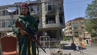 مقاتل من طالبان وقف قرب معبد للسيخ في كابول بعد هجوم شنه عليه مسلحون (18 حزيران 2022، أ ف ب).