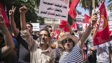 أنصار للاتحاد العام التونسي للشغل خلال تجمع خارج مقره في تونس العاصمة (16 حزيران 2022، أ ب). 