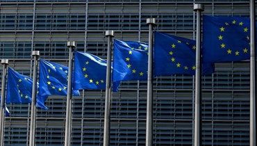 أعلام الاتحاد الأوروبي ترفرف امام مبنى المفوضية الأوروبية في بروكسيل (16 حزيران 2022، أ ف ب).
