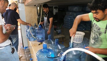 في أحد مراكز تعبئة المياه ببيروت (تصوير حسن عسل).
