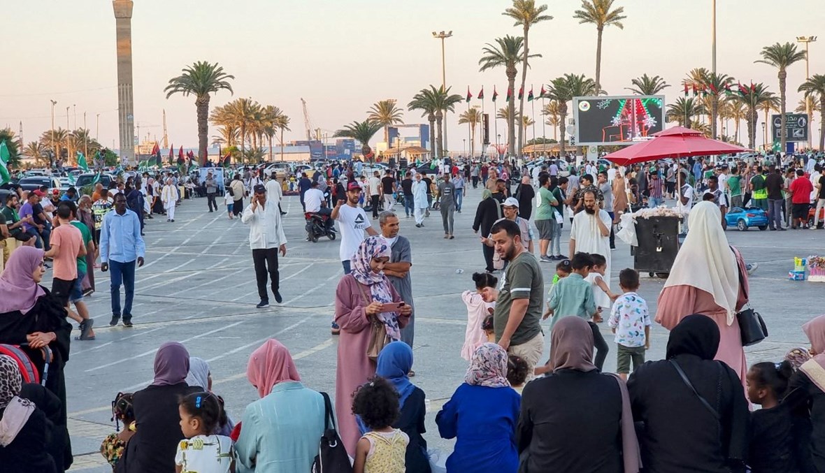 ليبيون تجمعوا على الكورنيش الساحلي في العاصمة طرابلس (17 حزيران 2022، أ ف ب).