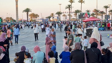 ليبيون تجمعوا على الكورنيش الساحلي في العاصمة طرابلس (17 حزيران 2022، أ ف ب).