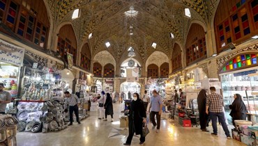 ايرانيون يتسوقون في البازار الكبير بالعاصمة طهران (13 حزيران 2022، أ ف ب). 