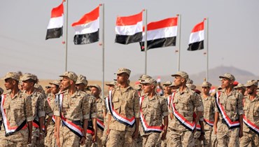 جنود يشاركون في عرض خلال احتفال تخرّج لطلاب جدد في القوات المسلحة التابعة للحكومة اليمنية في محافظة مأرب شمال شرق اليمن (16 حزيران 2022، أ ف ب). 