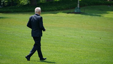 الرئيس الأميركي جو بايدن يركض نحو مروحيّة الـ"مارين ون" في الحديقة الجنوبية قبل مغادرته البيت الأبيض (17 حزيران 2022 - أ ف ب).