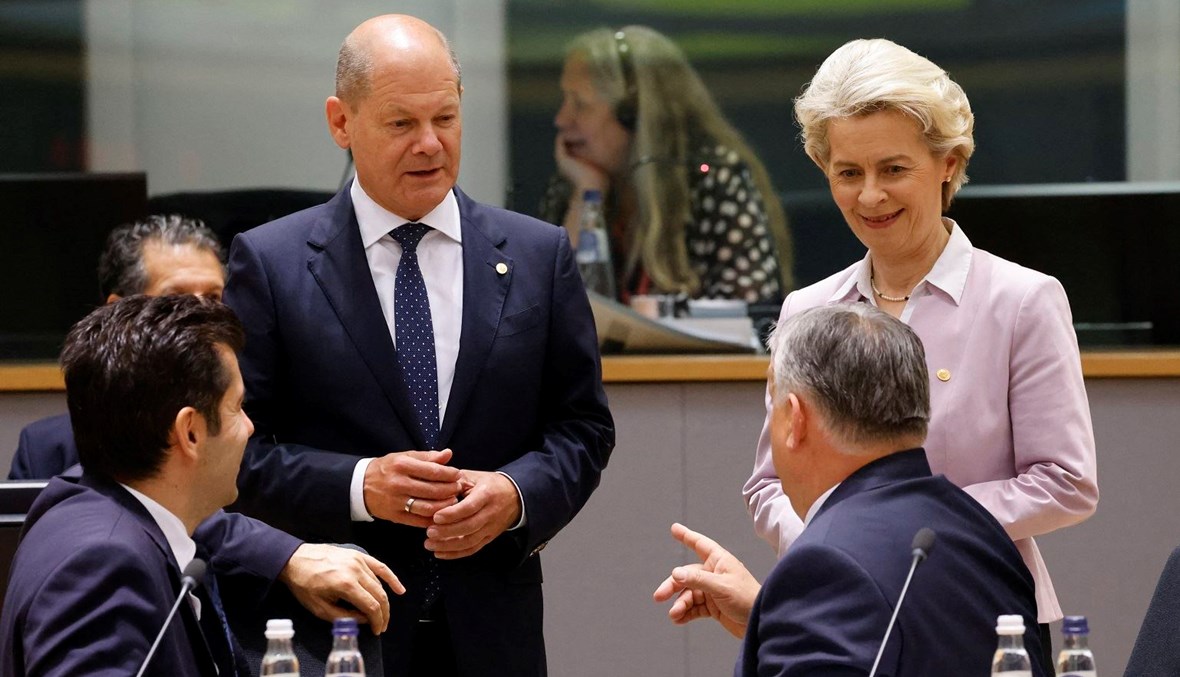 رئيس الوزراء البلغاري كيريل بيتكوف (إلى اليسار) يتحدث مع المستشار الألماني أولاف شولتز (وسط) ورئيس الوزراء المجري فيكتور أوربان (2 يمين) ورئيس المفوضية الأوروبية أورسولا فون دير لاين (يمين) خلال اجتماع زعماء الاتحاد الأوروبي وغرب البلقان في بروكسيل (23 حزيران 2022 - أ ف ب).