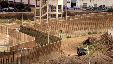 صورة ارشيفية- السياج الحدودي الذي يفصل المغرب (الى اليمين) عن جيب مليلة الإسباني (الى اليسار)، قرب الناظور في المغرب (4 آذار 2022، أ ف ب).