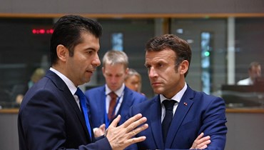 رئيس الوزراء البلغاري كيريل بيتكوف (إلى اليسار) يتحدث الى الرئيس الفرنسي إيمانويل ماكرون قبل اجتماع المجلس الأوروبي في بروكسيل (24 حزيران 2022، أ ف ب). 