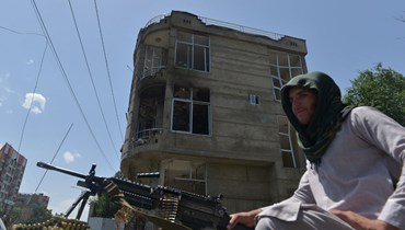 مقاتل من طالبان استقر قرب معبد للسيخ في كابول بعد تعرضه لهجوم (18 حزيران 2022، أ ف ب). 