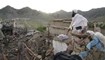 رجل يقف بين انقاض منزل في غايان بولاية بكتيكا بعد زلزال ضرب أفغانستان (23 حزيران 2022، أ ب).