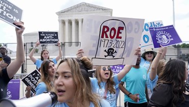 متظاهرون يحتجون على الإجهاض أمام المحكمة العليا في واشنطن (24 حزيران 2022، أ ب). 
