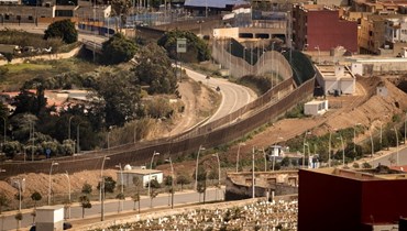 صورة ارشيفية- السياج الحدودي الذي يفصل المغرب (الى اليسار) عن جيب مليلة الإسباني (الى اليمين)، قرب الناظور في المغرب (4 آذار 2022، أ ف ب).