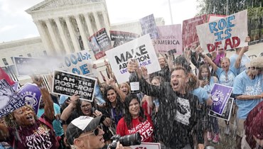 احتفال خارج المحكمة العليا بواشنطن (24 حزيران 2022، أ ب). 