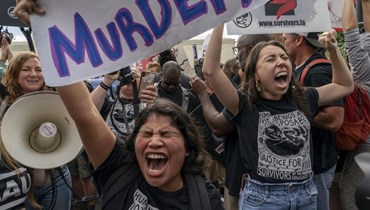‬ متظاهرون مناهضون للإجهاض تجمعوا خارج المحكمة العليا في واشنطن (24 حزيران 2022، أ ب). 