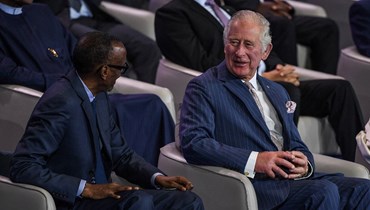 ‬ الأمير تشارلز (إلى اليمين) يتحدث الى كاغامي خلال افتتاح قمة الكومنولث في كيغالي (24 حزيران 2022، أ ف ب).