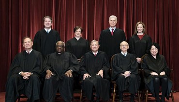 ‬أعضاء في المحكمة العليا في صورة جماعية في مقر المحكمة بواشنطن (23 نيسان 2021، أ ب). 