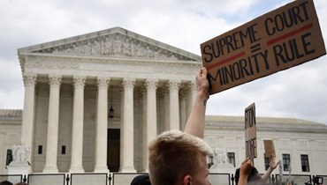 تظاهرة لنشطاء حقوق الإجهاض خارج المحكمة العليا الأميركية في واشنطن العاصمة (24 حزيران 2022 - أ ف ب).