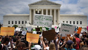 ناشطون مؤيدون للحق في الإجهاض يحتجون خارج مبنى المحكمة الاتحادية العليا في واشنطن (أ ف ب).
