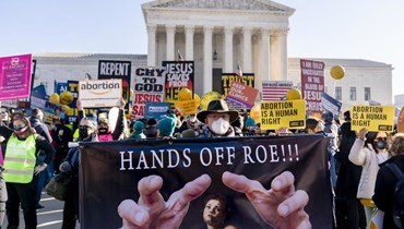 مؤيدون ومعارضون للإجهاض يعبّرون عن رأيهم أمام المحكمة الأميركية العليا، كانون الأول 2021 - "أ ب"