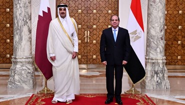السيسي (الى اليمين) مستقبلا الشيخ تميم بن حمد آل ثاني في القصر الرئاسي بالعاصمة القاهرة (25 حزيران 2022، أ ف ب). 