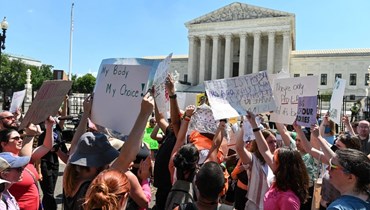 متظاهرون تجمعوا أمام المحكمة العليا الأميركية في واشنطن (25 حزيران 2022، أ ف ب). 