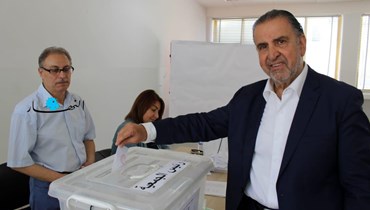 محمد البزري خلال إدلائه بصوته في انتخابات رئاسة جمعية المقاصد في صيدا.