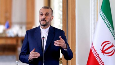 عبد اللهيان متكلما خلال مؤتمر صحافي مع بوريل (ليس في الصورة) في مقر وزارة الخارجية في طهران (25 حزيران 2022، أ ف ب). 