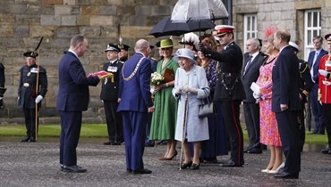 الملكة إليزابيث الثانية خلال مراسم "احتفال المفاتيح" في قصر هوليرود هاوس في إدنبرة (27 حزيران 2022، ا ب). 