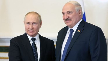 بوتين (إلى اليسار) مصافحا لوكاشنكو خلال اجتماعهما في سان بطرسبرج (25 حزيران 2022، أ ف ب). 