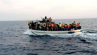 قارب هجرة غير شرعية.