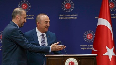 عبد اللهيان (إلى اليسار) وتشاوش أوغلو لدى وصلوهما الى مؤتمر صحافي في أنقرة (27 حزيران 2022، أ ف ب). 