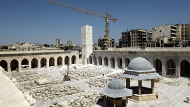كتل من الحجارة في ساحة الجامع الأموي الكبير في مدينة حلب شمال سوريا خلال تجديده (23 حزيران 2022، أ ف ب). 