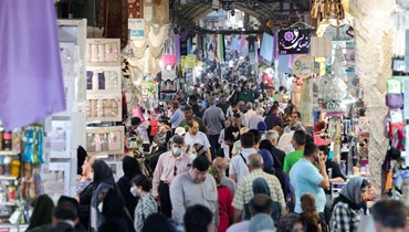 إيرانيون يتسوقون في البازار الكبير في العاصمة طهران (13 حزيران 2022، أ ف ب). 