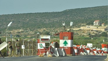 جنود لبنانيون يحرسون الحدود البرية في آخر نقطة تفصل لبنان عن فلسطين (نبيل إسماعيل).