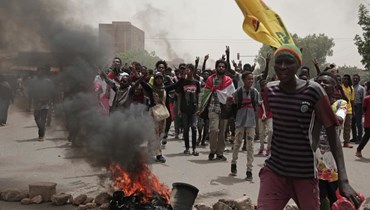 سودانيون يحرقون الإطارات خلال تظاهرة لإحياء الذكرى الثالثة لحملة القمع الدامية التي نفذتها قوات الأمن على المتظاهرين خلال اعتصام خارج مقر الجيش، في الخرطوم (3 حزيران 2022، أ ب). 