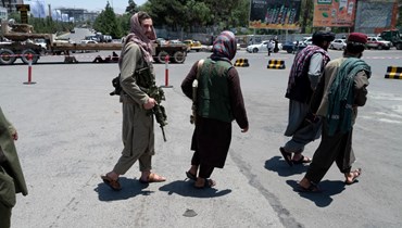 مقاتلون من طالبان يقومون بدورية في شارع مغلق قبل اجتماع مجلس الزعماء القبليين والدينيين في كابول (29 حزيران 2022، أ ف ب). 
