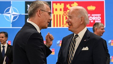 ستولتنبرغ (إلى اليسار) مرحبا ببايدن قبل اجتماع مجلس شمال الأطلسي خلال قمة الناتو في مدريد (30 حزيران 2022، أ ف ب). 