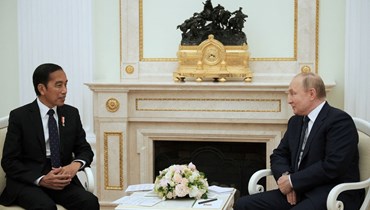 بوتين (إلى اليمين) مستقبلا ويدودو في الكرملين في موسكو (30 حزيران 2022، أ ف ب). 