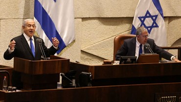 نتنياهو (الى اليسار) يتكلم أمام الكنيست في القدس (30 حزيران 2022، أ ف ب).