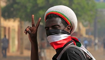 متظاهر سوداني مناهض للانقلاب يشارك في مظاهرة ضد الحكم العسكري في المنطقة البحرية الشمالية بالخرطوم (30 حزيران 2022 - أ ف ب).
