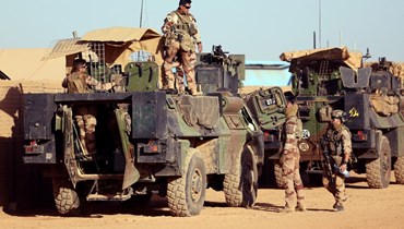 صورة ارشيفية- جنود فرنسيون يجهزون مركباتهم المدرعة في قاعدة ميناكا العسكرية في مالي، ضمن قوة تاكوبا (7 ك1 2021، أ ف ب). 