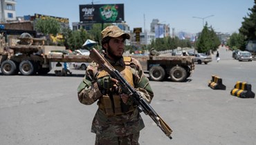 مقاتل من طالبان يقف في شارع مغلق قبل اجتماع مجلس الزعماء القبليين والدينيين في كابول (29 حزيران 2022، أ ف ب). 