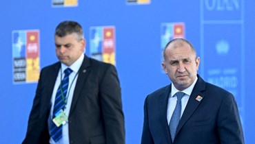 رئيس بلغاريا رومين راديف لدى وصوله إلى قمة الناتو في مدريد (30 حزيران 2022، أ ف ب). 