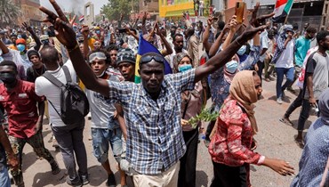 سودانيون يتظاهرون في الخرطوم ضد الانقلاب (30 حزيران 2022، أ ف ب).